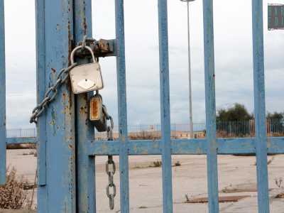 Continuiamo il nostro percorso e sulla destra notiamo un�ulteriore area commerciale. I cancelli blu sono tutti chiusi con catene e lucchetti corazzati